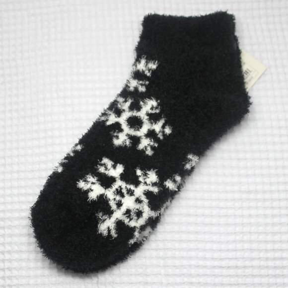 NWT a new day Black Snowflake Low-Cut Fuzzy Cozy Sleepover Winter Socks 4-10 - Picture 2 of 3